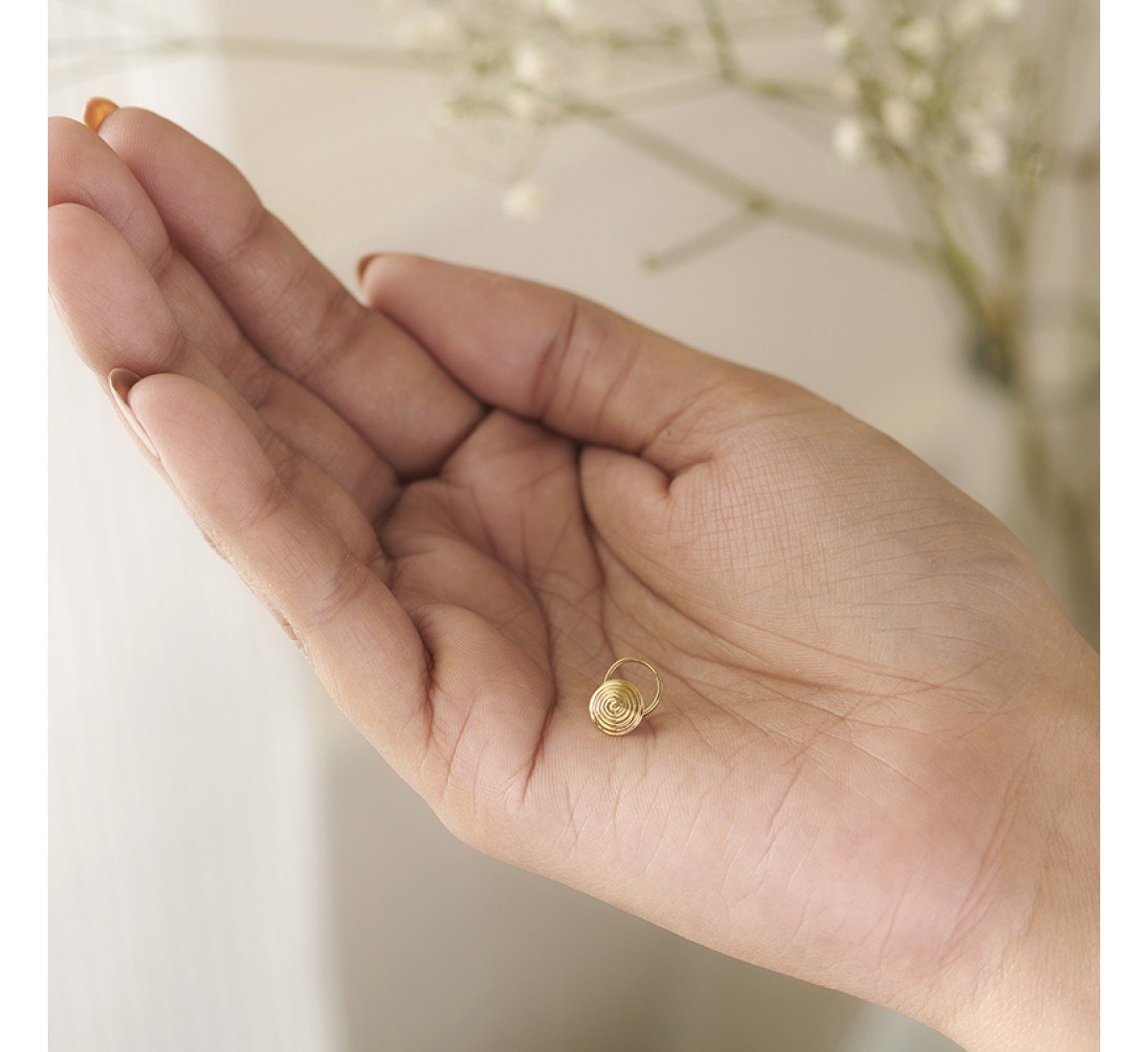 Grandeur Swirl Gold Nose Pin