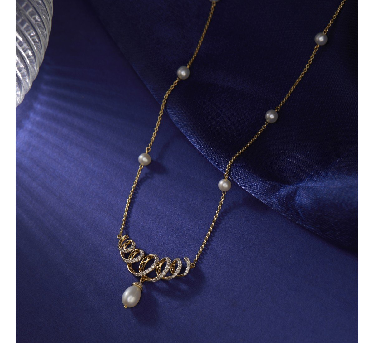 Unveil Trail Pearl Necklace