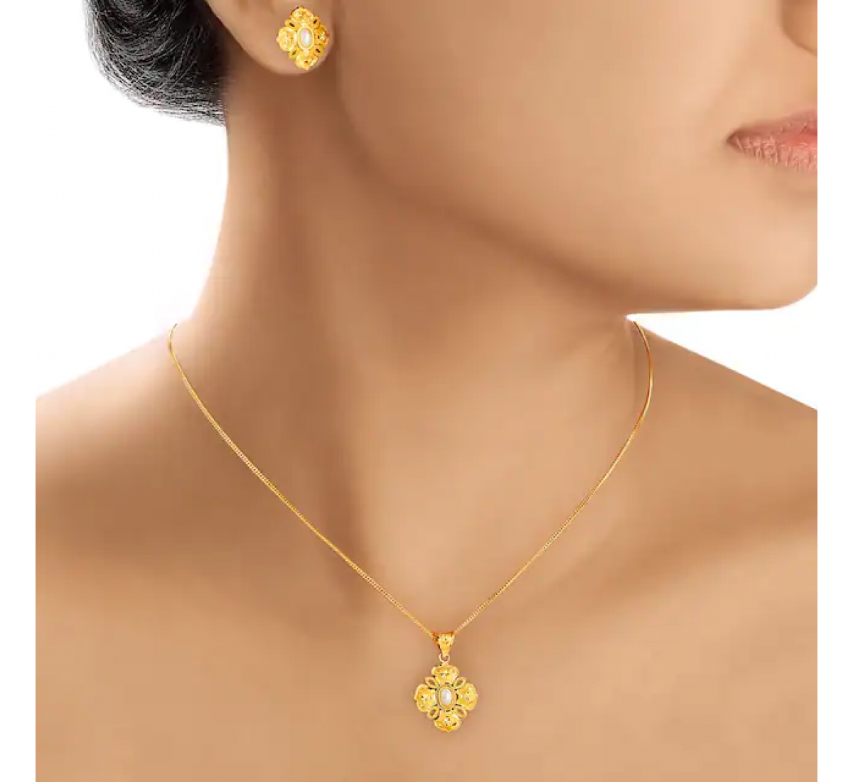 Splendid Gold Pendant Set