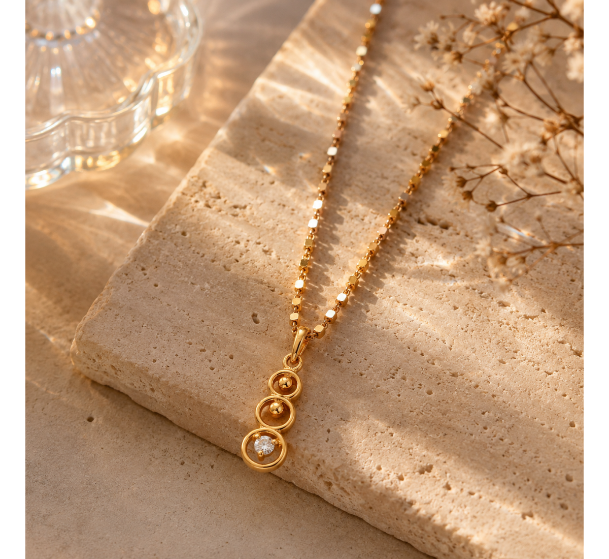 Overlap Queen Diamond Pendant