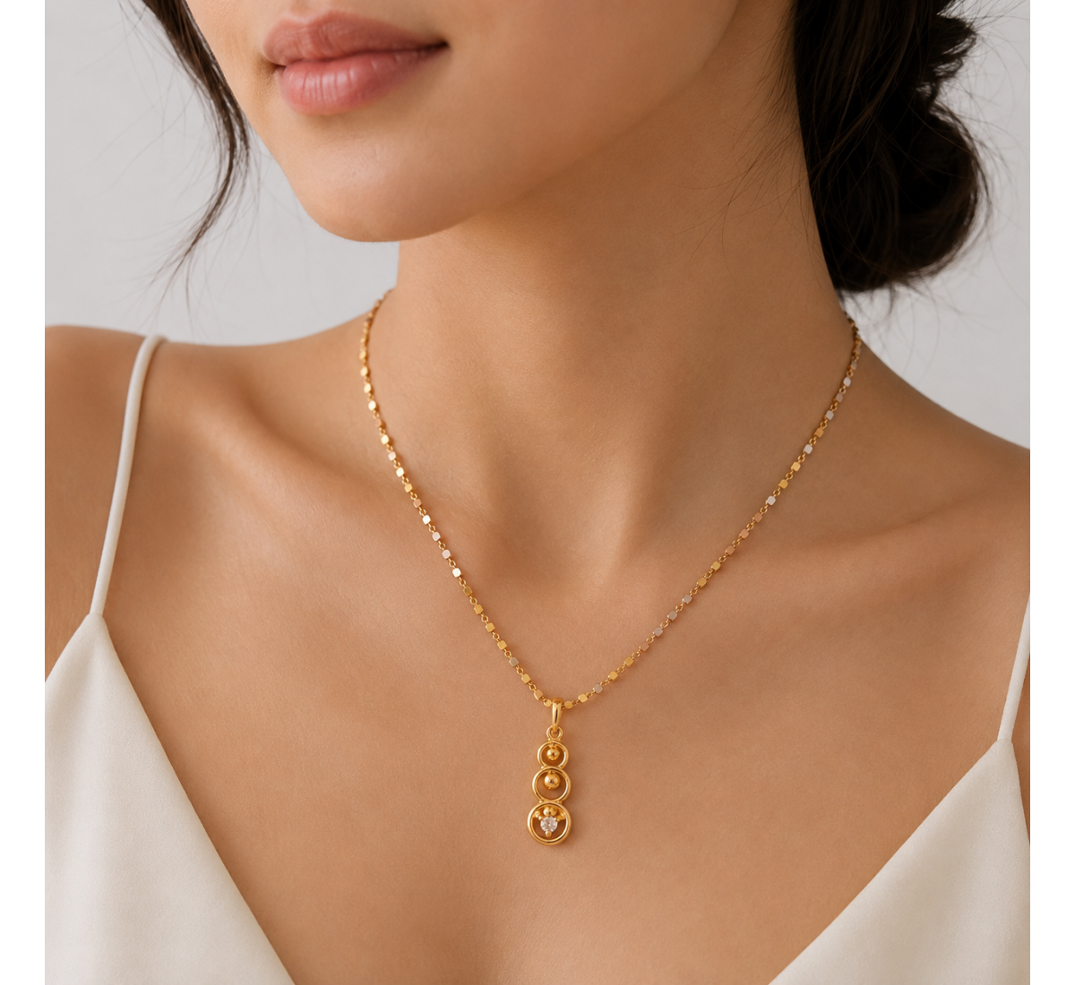 Overlap Queen Diamond Pendant